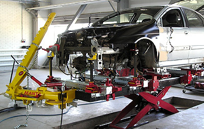 Фото процесса диагностики авто после ДТП